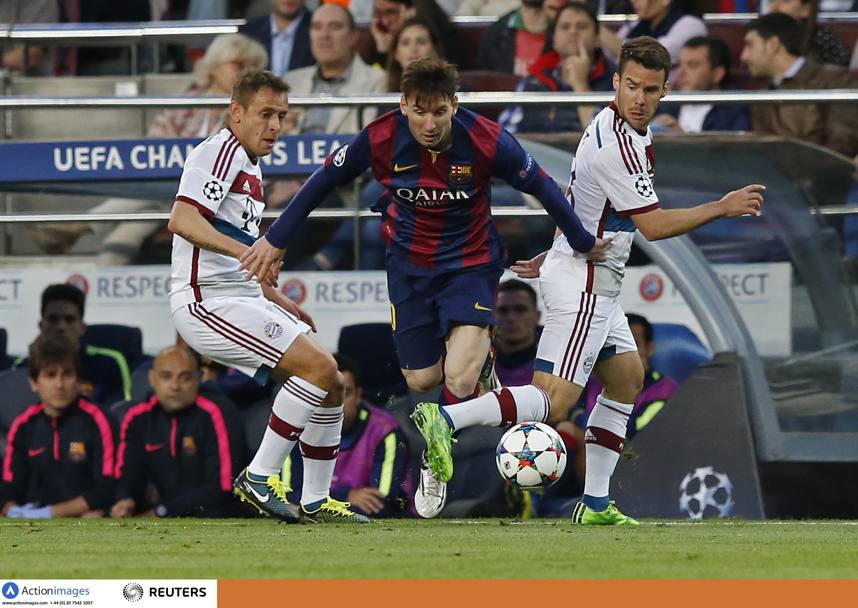 Messi sguscia tra Rafinha e Bernat. Reuters